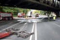 LKW blieb unter Bruecke haengen Koeln Ehrenfeld Innere Kanalstr Hornstr P390